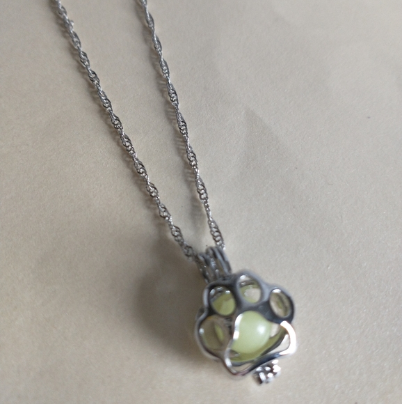 Glow in Dark Paw Print Necklace! - Picture 4 of 9